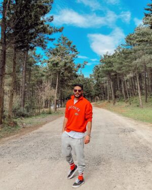 Rüzgar Erkoçlar Instagram - Renklerin içinde,düşlerin içinde,doğmak sessizce📍