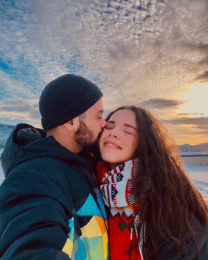 Rüzgar Erkoçlar Instagram - İnsana en çok sevgi yakışıyor..
Gökyüzüne bütün mevsimler..
Yüreğime ise sen .. 22 ❣️🧿 @tugba.erkoclar