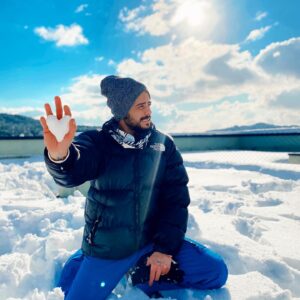 Rüzgar Erkoçlar Instagram - ❄️ Benim bu beyaz hep içimi ısıtır..Kestaneler pişer , arkada kahve makınesının sesı ve sıcak ☕️ kokusu,sıcak ve sogugun karısımı buğulanan camlar,her bırımız o ankı heyecanın hayatının kahramanının baş harfını çizeriz o buğulu cama veya dudaklarımızdan dokulemeyen kelimeleri sessızce muhurleriz o cama,okullar tatıl olur bır kac gun daha yagsada uzasa su tatıl derız , kar topu savaşlarımız ,bırgunden fazla durmayan kardan adam ıcın bes saat ugrasımız,mınık burunlarımıza kırmızı renkte sevgısını bırakır geride..Kımımız  hayata baktığı pencerenın onune kurulur bır kadeh sıcak şarabı ,kıtabı tatlı tatlı demlenır dısarıda beyaz coğalırken..Daha bır suru anı 🙂pekı sızın, bu beyazın tadını cıkarırken yapmaktan en çok keyif aldığınız şeyler nelerdir hadı yorumda bulusalım✌🏼bes kelıme bırak. #kar #snow