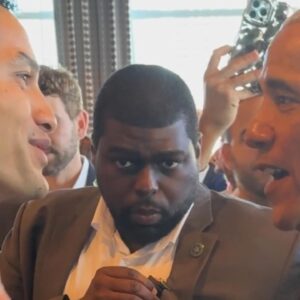 Ryan Alexander Holmes Instagram - met #44, america’s 1st mixed presidente, @barackobama🇺🇸 and secret service was LOCKED IN 🔒😂
.
.
.
.
.
#obama #president #blasian #mixedbabies #mixed @creatorswhovote @villagemarketing