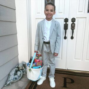 Ryan Dorsey Instagram - Grandma’s got the boy @joseydorsey looking  like The Fresh(est) 🐣Prince in the west in his Easter Drippppp ! 😍😍

Happy Passover weekend !💐

(Sees #themandalorian once and makes a costume from scratch😂)