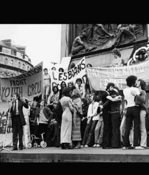 Ryan Eggold Instagram - Sending big LOVE and wishing happy #PRIDE to my LGBTQIX brothers and sisters ❤️🧡💛💚💙 Stonewall riots 1969 remembering how far we’ve come and how far we have to go but always keeping the faith and bringing people together instead of pushing them apart 🙌 #LoveIsLove
.
(📷 @elizabethcturner)