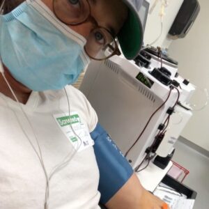 Ryan Eggold Instagram - What better way to celebrate 400K on IG than to share with you my friends that I had #COVID19 and am okay thankfully and recently went to @mountsinainyc to donate plasma! My experience of the virus was something similar to the flu, I never had trouble breathing fortunately, but I know many others have had different, more severe experiences and my heart goes out to those who have. I think in this crazy time it’s important to figure out what concrete steps we can take to help get everyone through this. Let’s be smart not afraid. Mt. Sinai and many other hospitals are doing this amazing thing which you can read more about in the LINK IN BIO. They’re collecting plasma from folks like me who’ve had it and recovered in an effort to distill the antibodies into a more concentrated form to help treat other folks and protect our much needed frontline workers. It’s called #HyperimmuneGlobulin So if you’ve recovered from Covid I highly recommend donating your plasma. Took about an hour and was relatively painless. I don’t believe in any politician as much as I believe in people and our ability to help each other when times are tough. I’m excited for the day when we can get back to human connection, people working to feed their families and pay their rent, kids back in school... not to mention all those beautiful things that make life extraordinary like a good meal out with friends, live music, theatre, sports... all that fun stuff. And we will. With the help of amazing folks like the health care workers at Mt Sinai. I had hoped to include a few pictures of the staff who helped me but Dr. Choo bravely declined any Instagram glory :) But THANK YOU Dr. Choo, Crystal, Katherine, Merle and all the amazing folks at Mt. Sinai working tirelessly to help us all get through this. Let’s get back to caring about other important things as much as we care about coronavirus. If you’re on the other side of this and you feel up to it, go donate! :) Stay safe, stay smart, stay connected. And thanks 400K I’m honored to be a part of your community. Thanks for having me 💛