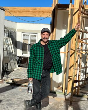 Ryan Heffington Instagram - The story of Ryan Heffington’s Residency  D E S E R T R A D E / @desertrade29 
29 Palms, CA 

In July of 2020, when the world was in disarray, with 
so many questions unanswered, i followed my instinct 
and moved to where felt like the edge of the world, the 
Mojave Desert, CA. Like most of us, I was searching for 
solace. With stunning views of mountains for as far I could see, and the sound of silence, I found myself isolated away from my friends and community. 

A community builder by nature, where now was my foundation to bring people together and enjoy life? Like I did in LA over nearly 3 decades, I started throwing a dance night, at the last bar, appropriately named THE OUT THERE BAR, on the edge of the world, that brought queers, marines, bikers, locals and Brenda an 81 yr old dance enthusiast together in the name of having a good 
time. We danced and partied together, met new friends and sweated a lot. However once a month or every few months thrashing on the dance floor wasn’t as fulfilling as i hoped. That’s when the universe interjected. 

My neighbor, a realtor, asked if I wanted to see an ‘unique’ property she was to put on the market that following Monday. “It’s not for everyone”she stated. Who doesn’t love looking at potential dream properties, even 
if were just for dreaming. With a friend we casually arrived and within 10 steps onto the property, I grabbed and squeezed her hand whispering, “I’m opening a residency”. And here we are. 

follow @desertrade29 for updates   programming