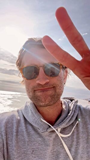Ryan Hurd Instagram - Happy Spring Break. Have an awesome weekend. Love you all 🖤 #midwestrockandroll #springbreak
