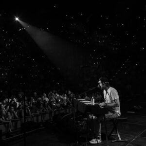 Ryan Hurd Instagram - MOHEGAN SUN opening for @samhuntmusic. See you tonight, NH! 📷: @itslilynelson 🤘🏼