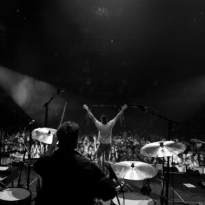 Ryan Hurd Instagram - MOHEGAN SUN opening for @samhuntmusic. See you tonight, NH! 📷: @itslilynelson 🤘🏼