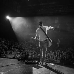 Ryan Hurd Instagram - MOHEGAN SUN opening for @samhuntmusic. See you tonight, NH! 📷: @itslilynelson 🤘🏼