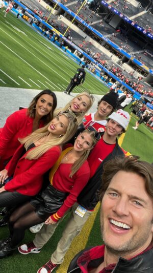 Ryan McPartlin Instagram - Thanks to the best family in football 🏈 , The McPartlin boys kicked off 2024 in the best possible way with The Hunts, a @chiefs W & meeting @killatrav & @patrickmahomes 🙌 I

I would’ve said hi too but Tammy Reid and I were coming up with a Hallmark Christmas movie script on the sidelines #notkidding 😂

As always thank you @taviahunt @theclarkhunt @graciehunt @avahunt 🙏🏻 & we missed you @knobelhunt 🎿 

#chiefskingdom #2024 #hallmarkchristmasmovies