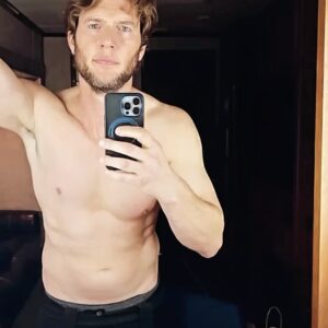 Ryan McPartlin Instagram - This is everything I tell my kids not to do 😂

...but a lot of people helped me get  shirtless scene ready in 2 weeks. 🙏🏻 @donsaladino  @platetherapykitchen @
@chicken.freak