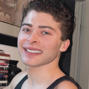 Ryan Ochoa Instagram - 1CRAZY NEW LOOK‼️🤭💇🏻‍♂️ Surprise! It was tough waiting a few extra days to reveal this today on “R.W.”😅 Thank you to my Mom @lv4boyz1girl for the fresh new cut!😂✂️ What do you all think? Do I look like a certain “prince” again?😈👑😂
•
CHANGE IS OKAY‼️😄 Sometimes change can be scary, but that is because change means you are only getting closer to something bigger!💯 I figured “change my hair, change the outlook” and I seriously feel great! Sometimes it is the little things that can make a big difference!🤪
Life has been pretty CRAZY since my last post, so 10 pics was needed!😂 I have literally been “state to state to state”✈️ (said just like we do in @ochoaboyz song “Day 1”😂)🔥🎶

🔋🦏

DWB - Ry🤟🏼