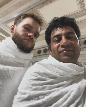 Ryan Taylor Instagram - لا يهمني ما تقوله عني، الله يعلم قلبي.

“Exactly one year after I took my shahada with my uncle @talebsaqralqasimi I am blessed with being able to visit the house of Allah. I’m truly blessed. Not because of what I have, or for what I’m doing. Everything is written. But for being able to witness so much love and feel so much peace and security with this path I chose. I never imagined I would become Muslim. Even growing up in Walsall I was surrounded with Muslims and now I think back to the moments where I didn’t understand and it all makes sense. I feel alive. Healthy. And fulfilled. I’ve never felt this way and Deep Down in my soul I know that god has got me. #22 #subhanallah #ramadan #makkah LOVE THE LIFE YOU LIVE 🤍🤲🏼📿
