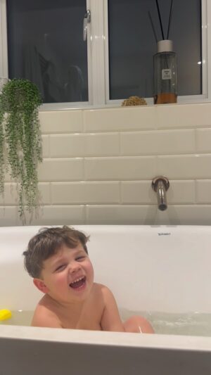 Ryan Thomas Instagram - Bath time with Roman 🛁 😂