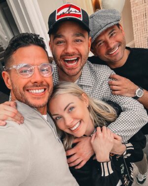 Ryan Thomas Instagram - Happy Birthday @carolinethomas23 we all love so so much 🎂❤️💫 #thomasfamily #sisterinlaw #birthdaycelebrations
