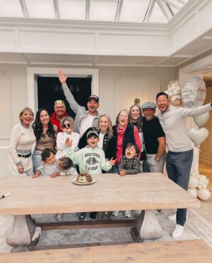 Ryan Thomas Instagram - Happy Birthday @carolinethomas23 we all love so so much 🎂❤️💫 #thomasfamily #sisterinlaw #birthdaycelebrations