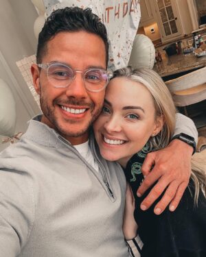 Ryan Thomas Instagram - Happy Birthday @carolinethomas23 we all love so so much 🎂❤️💫 #thomasfamily #sisterinlaw #birthdaycelebrations