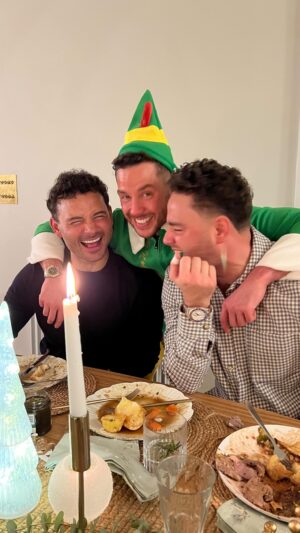 Ryan Thomas Instagram - When you lose a forfeit on the Xmas special of “Mancs on The Mic” 🎧🎙️ and you think you’ve got away with it…🫣 
Currently sat here as an elf on Xmas Day! Brilliant 🤣😔🎄
@realthomasbros #mancsonthemic #elfontheshelf #elf #xmasforfeit