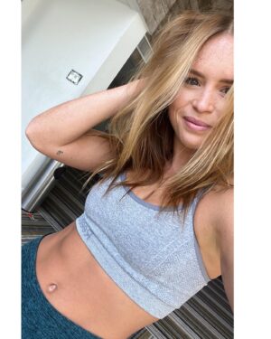 Ryann Shane Instagram - that rare occasion when you wear make up to the gym💅🏼💪🏼 here’s your #mondaymotivation to get your sweat sesh in and then let your hair down for a confidence-boosting selfie shoot📸👊🏼
