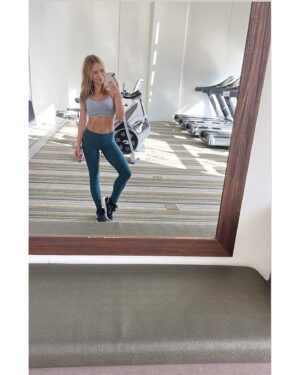 Ryann Shane Instagram - that rare occasion when you wear make up to the gym💅🏼💪🏼 here’s your #mondaymotivation to get your sweat sesh in and then let your hair down for a confidence-boosting selfie shoot📸👊🏼