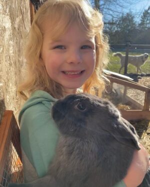 Rylea Nevaeh Whittet Instagram - Rylea holding a bunny friend.  So cute 🐰🐇#ryleanevaehwhittet #ryleawhittet #maddyfrommaid #bunny #fluffy #friday #sunshine #smiley #smileyrylea #snuggles #blueeyes #westcoast #curlyhair #mykidisthecutest #actor #childactor #kidactor