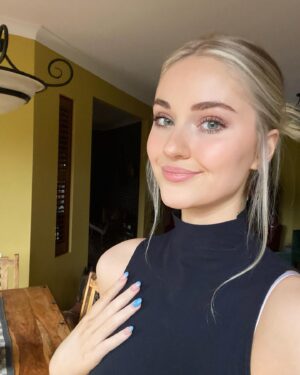 Rylee Mackintosh Instagram - Just the new hair selfies