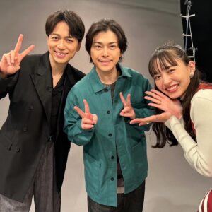 Ryo Katsuji Instagram - 「おしゃれクリップ」ありがとうございました。
いっくん、たかゆき、2人とデビューの連ドラで出会えてよかったよ。
今この歳まで、それぞれこの世界で頑張ってる。
それだけですごいことだよね。
会わない時間もあったけど会った瞬間あの時の関係に戻れる。
いっくん。
小夜子のあと、ドラマではなく歌、ミュージカルを頑張るために表に出ない時間があったよね。
その後再会したときに
りょう！がんばってるね！俺もがんばるよって言ってた。
これからドラマとかもまた頑張りたいんだって。
複雑なおもいがあった時もあったかもなとか思ったけど
素直に友達を観てて応援してたんだと。
かっこいいなと思ったよ。
それからどんどんドラマに出ていまやMCまで。
やっぱり長く続けるのは人柄だなといっくんを観てて本当に思う。そして努力。前に前に。尊敬するよ。

たかゆき。
サプライズ？のためにわざわざきてくれてありがとう。
君とは10代の頃、喧嘩をして会わない時間があったね。
たかゆきと俺の関係を心配した人たちが会わせてくれて
それからまた会うようになったね。
いつでも先を走り、いつの時代も新しいことをやってる
たかゆきを尊敬するよ。
これからも出る側のおれたちも観客のこともワクワクさせ続けてくださいな。

またいつか2人と共演できますように。
2人に負けないように自分を更新していく。

ありがとう。感謝です。

@oshare_clip_ntv 
@ikusaburo_yamazaki 
@igetahiroe23 
@takayukiyamada_quu9