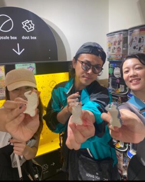 Ryo Katsuji Instagram - ビートルジュース全公演終えました。
ありがとうございました！
ミュージカルに挑戦ということで稽古から色々あった。
でもみんなと一つの作品を作りきれてよかったです。
歌稽古から振付から悔しいことだらけだし
本番でももっとみんなについていきたいと思ったけど、
上手さとかじゃなくちゃんと
作品を愛し仲間と誠実に向き合うこと。
もちろん努力は必須。
それはどのジャンルも一緒なことなんだと思いました。
みんなありがとう。

ジェシー @sixtones_official 
最初君は不安そうだったね。
でも稽古の時からしっかり座長として引っ張ってくれたよ。
どんな時も変わらずにいる君が好きだよ。
これからも互いに立ち続けていこうね。
最高のエンターテイナーだよ。
愛してるジェ。

あゆちゃん　@manaka_ayu 
いつも笑顔で励ましてくれてありがとう。
あゆちゃんがいなかったら迷子になりそうな時もあったけどあゆちゃんのおかげで毎日が幸せだったよ。
横にいれなくなるのさびしい。
バーバラバーバラ〜ありがとう。

みーしゃちゃん　@miisha3148 
色んな想いの中この作品に取り組んでたね。
リディアはみーしゃちゃんにしかできないよ。
心打たれたよ。

瀬奈さま @junsena_official 
稽古時間がない中すごすぎます。
色々なお話をできて勉強になりました。
強く優しく包んでくれてありがとうございます。誠実に仕事に向かう姿勢。素敵です。

けいごさん
稽古の時からアドバイスしてくれてしかもさりげなく。
気にかけてくれてありがとうございました。
頼もしかったです。

かちさん
稽古の時一番最初に声かけてくれましたね。
気にかけてくれてありがとうございます。
ミスアルゼン最高！

ゆうきちゃん @yuki_koyama0828 
いつも笑顔でニコニコこちらも元気もらってたよ。
ガールスカウト素敵だった。

たくじさん @t_takujiiii 
いつも通り過ぎるたびに👍って
優しさを元気をくれてありがとうございます。

たつおくん
毎朝声出しに付き合ってくれ、稽古場でも劇場に来ても全身で盛り上げてくれてありがとうございます。助かりました。

ひろくん
必ずやまたあの海にいきましょうね。
最高の時間でした。ありがとうございます。

まりちゃん
互いに辛い時期に連絡取り合ったね。
支えられたよありがとうね。

つねくん @tsunes.planet 
兄さんなんて慕ってくれてありがとう。
稽古場でのお祭り男忘れられないよ。

マサン @hasaya_rena 
稽古場で緊張しながら歌ってるときにかわいいって言ってくれてほぐれました。
ありがとうございます。

ゆうじくん
心優しき人、いつも穏やかにこちらのおふざけに付き合ってくれてありがとうございます。

しんやくん
繊細な心の持ち主、優しい人。
おれしんやくんの笑いのセンス好きだよ。

おかたくぅ @dosotaku0579 
あーたのワードセンス好きだよ。
盛り上げてくれてありがとう。

ののかちゃん @nono_ca_yoshii 
ケチャップベチャベチャの時スッとだしてくれたお手拭き。パーフェクトがーるだったわよ。

稽古場代役 佐山くん
ほんと拍手だよ。
しかもちゃんとチャレンジしてて
おれも楽しかったよありがとう。

りほちゃん　@sakihanariho94 
急遽本番にも出たりとほんとすごい。
稽古場で攻めの姿勢すばらしかったです。

上垣さん
音の取れない僕のために電子ピアノに番号振ってくれていつでも確認できるからねって丁寧に付き合ってくれてありがとうございます。

ゆかさん @hiraokayuka 
歌うことを楽しめるようになったのはゆかさんのおかげ。悩みを明るく吹き飛ばしてくれる。
ありがとうございます。

ゆきおさん
クセ強いけど実は優しいお方。笑
踊れば踊るほど楽しくなる振付ありがとうございます。

るんちゃん @lun_endo 
その振付を頭が？？だらけのおれにやさしく噛み砕いて教えてくれてありがとう。

津江さん
毎日どんな時も終演後に顔出してくれて
どうだったああだったのあの時間を作れることは本当に素晴らしいことだと思いました。
心強かったです。色々話せてよかったです。
ありがとうございます。

なるしくん @narushi_fukuda 
歌稽古から振付稽古もつねに観て声がけしてくれて、自信をつけさせてくれてありがとう。

福田さん
勝地をミュージカルにと聞いた時
ほげぇ？ってなりましたけど、笑
呼んでくれてありがとうございました。
もう出会って14年とかかな？
あらゆる自分の苦しいなと感じてるターニングポイントにお仕事させてもらってるような気がしてます。
ありがとうございました。

プロデューサーのみなさまも俺をミュージカルにって発想やばいっすね。最高です。
感謝です。

って全員は書けないし、足りないし！笑

でも、本当にいいカンパニーでした。
ありがとうございました。

またジェったい再会しようジェ。

もっと写真撮っておけばよかった。
特に瀬奈さんとの写真がほぼない😭笑
