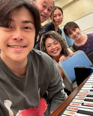 Ryo Katsuji Instagram - ビートルジュース全公演終えました。
ありがとうございました！
ミュージカルに挑戦ということで稽古から色々あった。
でもみんなと一つの作品を作りきれてよかったです。
歌稽古から振付から悔しいことだらけだし
本番でももっとみんなについていきたいと思ったけど、
上手さとかじゃなくちゃんと
作品を愛し仲間と誠実に向き合うこと。
もちろん努力は必須。
それはどのジャンルも一緒なことなんだと思いました。
みんなありがとう。

ジェシー @sixtones_official 
最初君は不安そうだったね。
でも稽古の時からしっかり座長として引っ張ってくれたよ。
どんな時も変わらずにいる君が好きだよ。
これからも互いに立ち続けていこうね。
最高のエンターテイナーだよ。
愛してるジェ。

あゆちゃん　@manaka_ayu 
いつも笑顔で励ましてくれてありがとう。
あゆちゃんがいなかったら迷子になりそうな時もあったけどあゆちゃんのおかげで毎日が幸せだったよ。
横にいれなくなるのさびしい。
バーバラバーバラ〜ありがとう。

みーしゃちゃん　@miisha3148 
色んな想いの中この作品に取り組んでたね。
リディアはみーしゃちゃんにしかできないよ。
心打たれたよ。

瀬奈さま @junsena_official 
稽古時間がない中すごすぎます。
色々なお話をできて勉強になりました。
強く優しく包んでくれてありがとうございます。誠実に仕事に向かう姿勢。素敵です。

けいごさん
稽古の時からアドバイスしてくれてしかもさりげなく。
気にかけてくれてありがとうございました。
頼もしかったです。

かちさん
稽古の時一番最初に声かけてくれましたね。
気にかけてくれてありがとうございます。
ミスアルゼン最高！

ゆうきちゃん @yuki_koyama0828 
いつも笑顔でニコニコこちらも元気もらってたよ。
ガールスカウト素敵だった。

たくじさん @t_takujiiii 
いつも通り過ぎるたびに👍って
優しさを元気をくれてありがとうございます。

たつおくん
毎朝声出しに付き合ってくれ、稽古場でも劇場に来ても全身で盛り上げてくれてありがとうございます。助かりました。

ひろくん
必ずやまたあの海にいきましょうね。
最高の時間でした。ありがとうございます。

まりちゃん
互いに辛い時期に連絡取り合ったね。
支えられたよありがとうね。

つねくん @tsunes.planet 
兄さんなんて慕ってくれてありがとう。
稽古場でのお祭り男忘れられないよ。

マサン @hasaya_rena 
稽古場で緊張しながら歌ってるときにかわいいって言ってくれてほぐれました。
ありがとうございます。

ゆうじくん
心優しき人、いつも穏やかにこちらのおふざけに付き合ってくれてありがとうございます。

しんやくん
繊細な心の持ち主、優しい人。
おれしんやくんの笑いのセンス好きだよ。

おかたくぅ @dosotaku0579 
あーたのワードセンス好きだよ。
盛り上げてくれてありがとう。

ののかちゃん @nono_ca_yoshii 
ケチャップベチャベチャの時スッとだしてくれたお手拭き。パーフェクトがーるだったわよ。

稽古場代役 佐山くん
ほんと拍手だよ。
しかもちゃんとチャレンジしてて
おれも楽しかったよありがとう。

りほちゃん　@sakihanariho94 
急遽本番にも出たりとほんとすごい。
稽古場で攻めの姿勢すばらしかったです。

上垣さん
音の取れない僕のために電子ピアノに番号振ってくれていつでも確認できるからねって丁寧に付き合ってくれてありがとうございます。

ゆかさん @hiraokayuka 
歌うことを楽しめるようになったのはゆかさんのおかげ。悩みを明るく吹き飛ばしてくれる。
ありがとうございます。

ゆきおさん
クセ強いけど実は優しいお方。笑
踊れば踊るほど楽しくなる振付ありがとうございます。

るんちゃん @lun_endo 
その振付を頭が？？だらけのおれにやさしく噛み砕いて教えてくれてありがとう。

津江さん
毎日どんな時も終演後に顔出してくれて
どうだったああだったのあの時間を作れることは本当に素晴らしいことだと思いました。
心強かったです。色々話せてよかったです。
ありがとうございます。

なるしくん @narushi_fukuda 
歌稽古から振付稽古もつねに観て声がけしてくれて、自信をつけさせてくれてありがとう。

福田さん
勝地をミュージカルにと聞いた時
ほげぇ？ってなりましたけど、笑
呼んでくれてありがとうございました。
もう出会って14年とかかな？
あらゆる自分の苦しいなと感じてるターニングポイントにお仕事させてもらってるような気がしてます。
ありがとうございました。

プロデューサーのみなさまも俺をミュージカルにって発想やばいっすね。最高です。
感謝です。

って全員は書けないし、足りないし！笑

でも、本当にいいカンパニーでした。
ありがとうございました。

またジェったい再会しようジェ。

もっと写真撮っておけばよかった。
特に瀬奈さんとの写真がほぼない😭笑