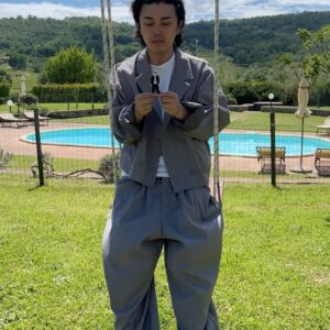 Ryo Katsuji Instagram - イタリア旅行おもひで🇮🇹
いっぱいありすぎて厳選できない。🥹
今まで仕事では色々海外行ったけど
プライベートは数回しか行ったことなかったけど
日本を離れ、見たことない景色、空気に触れてリラックスできた。
1舞台に1海外だなって話になった。
本当に仕事終えたら切り替えるためにも旅に行くのはいいかもな。
そしてイタリアの人たちはみんないい人！
みんな笑顔だしノリがいいし穏やか。
せかせか仕事をしないけど丁寧。
生きる上での順序が仕事が1番よりも
どう楽しく生きるかって感じがした。

行きの飛行機✈️で後ろのおばあさまと2時間も話した。
ちょくちょく眠いなと思うタイミングでトントンしてきて
これ食べなさいとかこれ呑む？とかちょっとマジか。。
寝たいのだが、、、となったけど
なんとかジェスチャーでやり取りしてた。
が、いきなり、日本語話せるの？って日本語で話しかけられた。笑
え。🤯
今までのジェスチャーはなんだったの？と笑い合い。
そこからおばあさんの今までの人生を2時間聞いた。
ここにそれを書くと書ききれないけど。
終戦前に生まれ、終戦後は台湾から日本へ引き揚げた。
貧しい生活の中、手に職を持ちお金を貯めた。
そこから誰も自分のことを知らない土地に行きたいと思い、
16歳でブラジルへ花嫁にいったと。
そこで子供を育て孫もたくさんいる。
旦那様が最近なくなってしまった。
自分の半分を持っていかれた気がした。
でも綺麗な綺麗な壺に遺灰が入ってるからねって笑顔で。

おばあさまから最後に
⚪︎ お金は必要な時に貯めるのではなく目標をたて貯める。
⚪︎ 子供は病み上がりに目を離しちゃいけない。

昔は40日もかけてブラジルに行ったけど
今は飛行機でどこでもすぐ行けちゃう。
食べ物もいっぱい。
耳が悪いけど補聴器だってある。
だからあなたと話せる。
幸せよね。じゃあまたね。

、、、なんかね。最初マジかってなったけど
話せてよかった。
色々教訓になったよ。
ありがとう。敬子さん。

P.S あなたはなにしてる人って聞かれて
アイアム　フェイマス　アクターって言ったら爆笑されたけど一応アクターは本当だよ。笑
ブラジルにも届けられるように頑張るね！笑🇧🇷

みんな〜ボン ジョルノ！
いつもグラッツェ！
楽しい旅だったよ　シゲチャンカパーナ💚
ありがとうしげかとう
かとうりょう　勝地涼でした
チャオ👋

@shigeaki_kato_whoiam 
@sudacchi

あ、あと財布を日本に忘れてイタリア行ったけど
持つべきものは友達だってことだぁね、笑