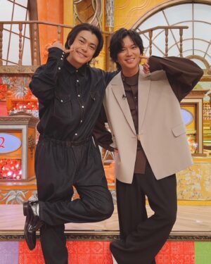 Ryo Katsuji Instagram - 今夜はナゾトレ！
夜7時からです！
やっとシゲと出れた！
シーズンレギュラーなのに
いっぱい代打で出てもらい
結局俺は4回でシゲが5回。
俺より出ることになってしまって申し訳ないね、笑

全力メイキング以外での共演は初めてだったからスタジオで会った時なんか恥ずかしかったわ。
またこれからも何かしらで共演できたら嬉しいね。

シゲの本楽しみだ。📗
「なれのはて」
舞台落ち着いたらゆっくり読むね。
いつも前向きに穏やかにいれるのはシゲのおかげだよ。
おれもいい影響を与えられるようにがんばるよ。

いつもありがとう
しげかとう
かとうりょう🦦💚🦦

今回でシーズンレギュラー最後でした。
バラエティでレギュラーみたいなの初めてだったのでうれしかったなぁ
ナゾトレさん本当に楽しい時間をありがとうございました！
またゲストで呼んでもらえるように頑張ります！

収録後に阿部亮平くんが楽屋にきてくれて
最終回おつかれさまでした、
そして遅れてしまったけど誕生日おめでとうございますってプレゼントをくれた🎁🍳🧂
そしてCDも頂きました。
なんて、出来た子なのだ。
おじさん涙ちょちょぎれよ😢
ありがとう💚

@shigeaki_kato___j