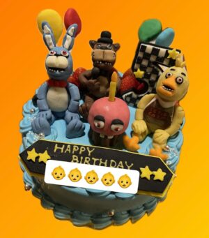 Ryo Katsuji Instagram - 少し前のムスコっち👶が5歳になった時のケーキ🍰
ママと3人でお祝い。
おめでとう。
息子よママのケーキのセンスマジ最高だな。
もう5歳か。あっというまだね。
写真を見返してたけど、
初めて抱っこした時、嬉しかったけど
写真が恥ずかしかったからパパはふざけたチャラい顔ばっかしてたわ。
産まれた時のことを昨日のことのように思い出すよ。
初めて笑ってくれたりハイハイしたり歩いたり色んな思い出があるね。
君には明るく楽しく育っていってもらいたい。
これからもたくさん思い出つくろうね。
今君が産まれる時期の稽古場で稽古をしているよ。
パパ頑張るわ。
これからもママもムスコッちもみんな幸せでいたいね。
ずっと味方でいるよ。
これからもよろしく。🙌

あ、今年の運動会のリレーはこけないでパパがんばるね、笑見てなかったよって気を使わせないようにするわ！笑

いつもありがとう。感謝です。