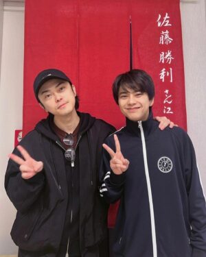 Ryo Katsuji Instagram - 「モンスター・コールズ」観劇
勝利、繊細な役で大変だろうけど素晴らしかったよ。
SUMMER NUDEの時の10代から知ってるけど本当大人になったなぁ。
でも今回はあの時の設定よりも若い13歳😂
でもちゃんとみえたよ。
ご飯行こうね。
聡ちゃんが声かけてくれたよ。マリウスもお世話になってって。
ほんとメンバーみんないい子だわ。

瀬奈さんなかなかな重たい役でしたが、愛が溢れて伝わって来ました。
また揚子江らーめんいきましょ！笑🍜

山内圭哉さんさすがでした。
木のモンスターって聞いてたけどどんなんになるんだろうと思ってたけどあれはマジで身体にきますね。
でも発声やら空気感やらマジモンスターでした。

たまたまバーバラバーバラことあゆっちともバッタリ👫

いい舞台を観た。
いい日だ。
よし俺も舞台稽古がんばるぞ。

@shori_sato_official  @_sexyzone 
@junsena_official 
@yamauchi_takaya 
@manaka_ayu