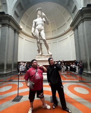 Ryo Katsuji Instagram - イタリア旅行おもひで🇮🇹
いっぱいありすぎて厳選できない。🥹
今まで仕事では色々海外行ったけど
プライベートは数回しか行ったことなかったけど
日本を離れ、見たことない景色、空気に触れてリラックスできた。
1舞台に1海外だなって話になった。
本当に仕事終えたら切り替えるためにも旅に行くのはいいかもな。
そしてイタリアの人たちはみんないい人！
みんな笑顔だしノリがいいし穏やか。
せかせか仕事をしないけど丁寧。
生きる上での順序が仕事が1番よりも
どう楽しく生きるかって感じがした。

行きの飛行機✈️で後ろのおばあさまと2時間も話した。
ちょくちょく眠いなと思うタイミングでトントンしてきて
これ食べなさいとかこれ呑む？とかちょっとマジか。。
寝たいのだが、、、となったけど
なんとかジェスチャーでやり取りしてた。
が、いきなり、日本語話せるの？って日本語で話しかけられた。笑
え。🤯
今までのジェスチャーはなんだったの？と笑い合い。
そこからおばあさんの今までの人生を2時間聞いた。
ここにそれを書くと書ききれないけど。
終戦前に生まれ、終戦後は台湾から日本へ引き揚げた。
貧しい生活の中、手に職を持ちお金を貯めた。
そこから誰も自分のことを知らない土地に行きたいと思い、
16歳でブラジルへ花嫁にいったと。
そこで子供を育て孫もたくさんいる。
旦那様が最近なくなってしまった。
自分の半分を持っていかれた気がした。
でも綺麗な綺麗な壺に遺灰が入ってるからねって笑顔で。

おばあさまから最後に
⚪︎ お金は必要な時に貯めるのではなく目標をたて貯める。
⚪︎ 子供は病み上がりに目を離しちゃいけない。

昔は40日もかけてブラジルに行ったけど
今は飛行機でどこでもすぐ行けちゃう。
食べ物もいっぱい。
耳が悪いけど補聴器だってある。
だからあなたと話せる。
幸せよね。じゃあまたね。

、、、なんかね。最初マジかってなったけど
話せてよかった。
色々教訓になったよ。
ありがとう。敬子さん。

P.S あなたはなにしてる人って聞かれて
アイアム　フェイマス　アクターって言ったら爆笑されたけど一応アクターは本当だよ。笑
ブラジルにも届けられるように頑張るね！笑🇧🇷

みんな〜ボン ジョルノ！
いつもグラッツェ！
楽しい旅だったよ　シゲチャンカパーナ💚
ありがとうしげかとう
かとうりょう　勝地涼でした
チャオ👋

@shigeaki_kato_whoiam 
@sudacchi

あ、あと財布を日本に忘れてイタリア行ったけど
持つべきものは友達だってことだぁね、笑