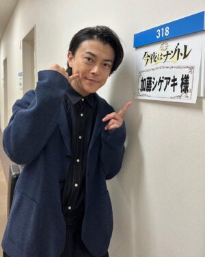 Ryo Katsuji Instagram - 今夜はナゾトレ！
夜7時からです！
やっとシゲと出れた！
シーズンレギュラーなのに
いっぱい代打で出てもらい
結局俺は4回でシゲが5回。
俺より出ることになってしまって申し訳ないね、笑

全力メイキング以外での共演は初めてだったからスタジオで会った時なんか恥ずかしかったわ。
またこれからも何かしらで共演できたら嬉しいね。

シゲの本楽しみだ。📗
「なれのはて」
舞台落ち着いたらゆっくり読むね。
いつも前向きに穏やかにいれるのはシゲのおかげだよ。
おれもいい影響を与えられるようにがんばるよ。

いつもありがとう
しげかとう
かとうりょう🦦💚🦦

今回でシーズンレギュラー最後でした。
バラエティでレギュラーみたいなの初めてだったのでうれしかったなぁ
ナゾトレさん本当に楽しい時間をありがとうございました！
またゲストで呼んでもらえるように頑張ります！

収録後に阿部亮平くんが楽屋にきてくれて
最終回おつかれさまでした、
そして遅れてしまったけど誕生日おめでとうございますってプレゼントをくれた🎁🍳🧂
そしてCDも頂きました。
なんて、出来た子なのだ。
おじさん涙ちょちょぎれよ😢
ありがとう💚

@shigeaki_kato___j