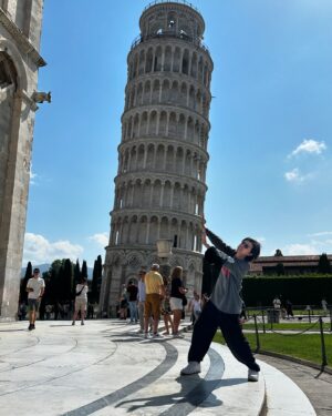 Ryo Katsuji Instagram - イタリア旅行おもひで🇮🇹
いっぱいありすぎて厳選できない。🥹
今まで仕事では色々海外行ったけど
プライベートは数回しか行ったことなかったけど
日本を離れ、見たことない景色、空気に触れてリラックスできた。
1舞台に1海外だなって話になった。
本当に仕事終えたら切り替えるためにも旅に行くのはいいかもな。
そしてイタリアの人たちはみんないい人！
みんな笑顔だしノリがいいし穏やか。
せかせか仕事をしないけど丁寧。
生きる上での順序が仕事が1番よりも
どう楽しく生きるかって感じがした。

行きの飛行機✈️で後ろのおばあさまと2時間も話した。
ちょくちょく眠いなと思うタイミングでトントンしてきて
これ食べなさいとかこれ呑む？とかちょっとマジか。。
寝たいのだが、、、となったけど
なんとかジェスチャーでやり取りしてた。
が、いきなり、日本語話せるの？って日本語で話しかけられた。笑
え。🤯
今までのジェスチャーはなんだったの？と笑い合い。
そこからおばあさんの今までの人生を2時間聞いた。
ここにそれを書くと書ききれないけど。
終戦前に生まれ、終戦後は台湾から日本へ引き揚げた。
貧しい生活の中、手に職を持ちお金を貯めた。
そこから誰も自分のことを知らない土地に行きたいと思い、
16歳でブラジルへ花嫁にいったと。
そこで子供を育て孫もたくさんいる。
旦那様が最近なくなってしまった。
自分の半分を持っていかれた気がした。
でも綺麗な綺麗な壺に遺灰が入ってるからねって笑顔で。

おばあさまから最後に
⚪︎ お金は必要な時に貯めるのではなく目標をたて貯める。
⚪︎ 子供は病み上がりに目を離しちゃいけない。

昔は40日もかけてブラジルに行ったけど
今は飛行機でどこでもすぐ行けちゃう。
食べ物もいっぱい。
耳が悪いけど補聴器だってある。
だからあなたと話せる。
幸せよね。じゃあまたね。

、、、なんかね。最初マジかってなったけど
話せてよかった。
色々教訓になったよ。
ありがとう。敬子さん。

P.S あなたはなにしてる人って聞かれて
アイアム　フェイマス　アクターって言ったら爆笑されたけど一応アクターは本当だよ。笑
ブラジルにも届けられるように頑張るね！笑🇧🇷

みんな〜ボン ジョルノ！
いつもグラッツェ！
楽しい旅だったよ　シゲチャンカパーナ💚
ありがとうしげかとう
かとうりょう　勝地涼でした
チャオ👋

@shigeaki_kato_whoiam 
@sudacchi

あ、あと財布を日本に忘れてイタリア行ったけど
持つべきものは友達だってことだぁね、笑