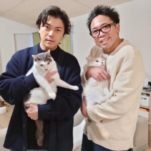 Ryo Katsuji Instagram - 「嗚呼みんなの動物園」
さきっつぁん、ふうちゃん、らいちゃん
３匹と会えて嬉しかったな🐈🐈🐈
猫好きとしてはいきなり知らない人が来るのは
猫ちゃんたちにはストレスになってしまうことがあるから
そこはしっかり気をつけて接しました。
池崎さんの保護猫活動は本当に素晴らしいと思います。
少しでも人に慣れるきっかけになれたならよかったです。
またすぐいこっと、笑
スタジオで相葉さんが笑ってくれてよかった💚
オンエアでは短いバージョンが流れてましたが
完全版の佐吉動画をどうぞ🐈
あと嫉妬しそうなのでうちの猫、メルさんもどうぞ🐈