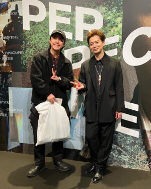 Ryo Katsuji Instagram - JUN MATSUMOTO EXHIBITION
「PERSPECTIVE-時をつなぐ眼差し-」に
MJパイセン🕺から声をかけていただいて
関係者内覧会に行かせていただきました。
潤くんの展示を観てるのに
僕自身はどのように生きてきたのか
生きていきたいのか問われてるような
語りかけてくるような感じがしました。
トゲみたいなのが取れて丸くなり
それをまた変えたい。

共感できることもあるし
潤くんのようにその先に行かなければ
わからないこともあるだろうけど
今を大切にし、先を見据えてどう生きるかを
改めて考えさせられた。
松本潤とゆう人間はやはり愛されるよなって
思いました。
照れ屋でクールで、でも熱くて、
周りをいつも気にかけてくれる優しい
愛がたっぷりな先輩。
いつかまた共演したいです。
お誘いありがとうございました。

六本木ミュージアムにて
12月8日〜1月21日まで　です

@jun.matsumoto_ieyasu 
#松本潤PERSPECTIVE展