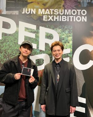 Ryo Katsuji Instagram - JUN MATSUMOTO EXHIBITION
「PERSPECTIVE-時をつなぐ眼差し-」に
MJパイセン🕺から声をかけていただいて
関係者内覧会に行かせていただきました。
潤くんの展示を観てるのに
僕自身はどのように生きてきたのか
生きていきたいのか問われてるような
語りかけてくるような感じがしました。
トゲみたいなのが取れて丸くなり
それをまた変えたい。

共感できることもあるし
潤くんのようにその先に行かなければ
わからないこともあるだろうけど
今を大切にし、先を見据えてどう生きるかを
改めて考えさせられた。
松本潤とゆう人間はやはり愛されるよなって
思いました。
照れ屋でクールで、でも熱くて、
周りをいつも気にかけてくれる優しい
愛がたっぷりな先輩。
いつかまた共演したいです。
お誘いありがとうございました。

六本木ミュージアムにて
12月8日〜1月21日まで　です

@jun.matsumoto_ieyasu 
#松本潤PERSPECTIVE展