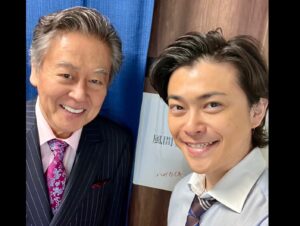 Ryo Katsuji Instagram - 舞台「ハザカイキ」
全36公演終えました。
ありがとうございました。
台本もらった時から今日まで
探してるものもわからない時から
探しまくって辿り着いた今井でした。
今回の台本を読んだ時
まさに、こういったことが起きている。
自分も勝手なことを書かれて、それを切り取られ、
それがあたかも事実のようになる経験や、
自分の中にある嫌なズルい部分を思い出したり。
稽古場ではいつもよりもピリピリしたな。
でもこの作品は全力でやらねばと思いぶつかりました。
役者をやってて今回の作品に関わる時に全力で削らなければいつ削るんだと自分に言い聞かせて頑張りました。
でも疲れたな。ほんとうに。
とりあえずホッとしました。

丸山くん。 @super_eight_official 
親友役ということで稽古場ではぶつからせていただきました。
儚い脆い目が愛おしかったです。
ありがとうございました。
言葉にするのがもったいな。
最後に握手できた。それだけでいい。
座長！本当におつかれさまでした。

恒松さん。 @yuri_tune 
楽しむ天才なんだと先輩たちが言っていたけど
稽古場で見ていて、尊敬だよ。
芝居について話せる稽古場にもっとしたかった。
今度はセリフを交わしたいね。

ほなみちゃん。 @honami__s 
2人のシーンで、客からは背中しか見えてないけど、毎日新鮮に芝居してくれて
ほなみちゃんの表情に心を揺さぶれてました。
助けられました。ありがとう。

ジョーくん。 
初めての舞台で慣れないことだらけの中
毎日気持ちを作ってがんばったね。
自分にちゃんと課題を与えて、体づくりもして
本当にお疲れ様でした。

米村さん。
稽古場から気づいたらすーと米村さんに近づいていく自分がいて、あそこはこうじゃないかとか疑問に思ったり、良くするにはの話をすると
大抵同じことを思ってた。不思議です。
今度はがっつり芝居したいです。

横山さん。 @yokoyamayui_1208 
カラオケのシーン。
しんどいシーンだけど毎回新鮮に感情を作っていて、
次の自分のシーンに繋がるバトンをちゃんと渡してくれて助けられました。
ありがとう。

大空さん。
稽古場から佇まいが凛としていて素敵でした。
風間さんとのシーンがせつなくて。
セリフの明瞭さ立ち姿、ほんと素敵でした。
もっとお話したかったな。

風間さん。
全てにおいてさすがでした。
声の厚さ？熱さ？圧？
それでいて優しい。
あんなに声をコントロールできるものなのか。
それでいて感情でちゃんとブレるなんて、、
素敵すぎる。これからも大好きです。
そして今度こそはちゃんと芝居をぶつけ合いたいです。

ボブ美ちゃん。 @bob.hidaka 
スナックのシーンのテンポを作り上げられたのはあなたのおかげだよ。
それでいてちゃんとキャラが伝わる。
愛がちゃんと見えて素晴らしかったです。
実はめちゃ気使いの人よね。
いつも笑ってくれてありがとう。

松澤くん。 @takumi_13 
今回の舞台で君がいなかったら俺は折れてたと思う。
話を聞いてくれてありがとう。
自分の役についてもどう思うか聞いてくれて。
こう舞台を作りたいんだって思ったよ。
松澤くんの痛みは同世代としてわかる。
共に頑張ろう。共にいい俳優になろう。

青山さん。 @aoyama_misato 
感情を出すんだけど、なぜこうなったかは自分では説明しないという難しい役どころ。
でも稽古場でも本番でも悩みながら
ただ感情を出す、大きくするんじゃなく
繊細にやってる姿かっこよかったよ。
台本穴あくんじゃないかってくらい見てる姿を忘れない。

川綱くん。 @chikara_insta 
稽古場、飲み会、楽屋のいかた。
なんか君の空気感が好きだよ。
今の悩みもこれからの不安も君なら乗り越えられるよ。
いつでも連絡してきなね。

スタッフのみなさん。
本当始まったらジェットコースターのように怒涛の転換、衣装もメイクも。
ほんと職人でした。かっこよかったっす。

東京エキストラのみんな。
大阪エキストラのみんな。
ありがとう。
最後までみんなと作り上げている
みんなの想いを背負ってると思いながら
舞台に立たせてもらったよ。
ありがとうございました。

そして三浦さん。
本当にお疲れ様でした。
長い戦いでしたね。
三浦さんの不器用ながらも変わろうとしてたり
できなかったりしながら
もがいて演出をしていたのが素敵でした。
大阪の楽屋で2人で1時間くらい？
話した時間忘れません。
これからもずっと作品作り続けてくださいよ！
俺もどうこれからしていくべきなのか
悩みながらも演じ続けますから。
いつか、ふと勝地を思い出したら呼んでください。
仕事としてじゃなくてもいつでも。
本当にありがとうございました。

いやはや長すぎる文章すいませんでした。

さて切り替えて前へ。

みんな。いつかまたね。