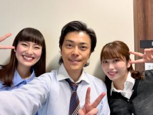 Ryo Katsuji Instagram - 舞台「ハザカイキ」
全36公演終えました。
ありがとうございました。
台本もらった時から今日まで
探してるものもわからない時から
探しまくって辿り着いた今井でした。
今回の台本を読んだ時
まさに、こういったことが起きている。
自分も勝手なことを書かれて、それを切り取られ、
それがあたかも事実のようになる経験や、
自分の中にある嫌なズルい部分を思い出したり。
稽古場ではいつもよりもピリピリしたな。
でもこの作品は全力でやらねばと思いぶつかりました。
役者をやってて今回の作品に関わる時に全力で削らなければいつ削るんだと自分に言い聞かせて頑張りました。
でも疲れたな。ほんとうに。
とりあえずホッとしました。

丸山くん。 @super_eight_official 
親友役ということで稽古場ではぶつからせていただきました。
儚い脆い目が愛おしかったです。
ありがとうございました。
言葉にするのがもったいな。
最後に握手できた。それだけでいい。
座長！本当におつかれさまでした。

恒松さん。 @yuri_tune 
楽しむ天才なんだと先輩たちが言っていたけど
稽古場で見ていて、尊敬だよ。
芝居について話せる稽古場にもっとしたかった。
今度はセリフを交わしたいね。

ほなみちゃん。 @honami__s 
2人のシーンで、客からは背中しか見えてないけど、毎日新鮮に芝居してくれて
ほなみちゃんの表情に心を揺さぶれてました。
助けられました。ありがとう。

ジョーくん。 
初めての舞台で慣れないことだらけの中
毎日気持ちを作ってがんばったね。
自分にちゃんと課題を与えて、体づくりもして
本当にお疲れ様でした。

米村さん。
稽古場から気づいたらすーと米村さんに近づいていく自分がいて、あそこはこうじゃないかとか疑問に思ったり、良くするにはの話をすると
大抵同じことを思ってた。不思議です。
今度はがっつり芝居したいです。

横山さん。 @yokoyamayui_1208 
カラオケのシーン。
しんどいシーンだけど毎回新鮮に感情を作っていて、
次の自分のシーンに繋がるバトンをちゃんと渡してくれて助けられました。
ありがとう。

大空さん。
稽古場から佇まいが凛としていて素敵でした。
風間さんとのシーンがせつなくて。
セリフの明瞭さ立ち姿、ほんと素敵でした。
もっとお話したかったな。

風間さん。
全てにおいてさすがでした。
声の厚さ？熱さ？圧？
それでいて優しい。
あんなに声をコントロールできるものなのか。
それでいて感情でちゃんとブレるなんて、、
素敵すぎる。これからも大好きです。
そして今度こそはちゃんと芝居をぶつけ合いたいです。

ボブ美ちゃん。 @bob.hidaka 
スナックのシーンのテンポを作り上げられたのはあなたのおかげだよ。
それでいてちゃんとキャラが伝わる。
愛がちゃんと見えて素晴らしかったです。
実はめちゃ気使いの人よね。
いつも笑ってくれてありがとう。

松澤くん。 @takumi_13 
今回の舞台で君がいなかったら俺は折れてたと思う。
話を聞いてくれてありがとう。
自分の役についてもどう思うか聞いてくれて。
こう舞台を作りたいんだって思ったよ。
松澤くんの痛みは同世代としてわかる。
共に頑張ろう。共にいい俳優になろう。

青山さん。 @aoyama_misato 
感情を出すんだけど、なぜこうなったかは自分では説明しないという難しい役どころ。
でも稽古場でも本番でも悩みながら
ただ感情を出す、大きくするんじゃなく
繊細にやってる姿かっこよかったよ。
台本穴あくんじゃないかってくらい見てる姿を忘れない。

川綱くん。 @chikara_insta 
稽古場、飲み会、楽屋のいかた。
なんか君の空気感が好きだよ。
今の悩みもこれからの不安も君なら乗り越えられるよ。
いつでも連絡してきなね。

スタッフのみなさん。
本当始まったらジェットコースターのように怒涛の転換、衣装もメイクも。
ほんと職人でした。かっこよかったっす。

東京エキストラのみんな。
大阪エキストラのみんな。
ありがとう。
最後までみんなと作り上げている
みんなの想いを背負ってると思いながら
舞台に立たせてもらったよ。
ありがとうございました。

そして三浦さん。
本当にお疲れ様でした。
長い戦いでしたね。
三浦さんの不器用ながらも変わろうとしてたり
できなかったりしながら
もがいて演出をしていたのが素敵でした。
大阪の楽屋で2人で1時間くらい？
話した時間忘れません。
これからもずっと作品作り続けてくださいよ！
俺もどうこれからしていくべきなのか
悩みながらも演じ続けますから。
いつか、ふと勝地を思い出したら呼んでください。
仕事としてじゃなくてもいつでも。
本当にありがとうございました。

いやはや長すぎる文章すいませんでした。

さて切り替えて前へ。

みんな。いつかまたね。