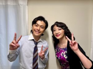 Ryo Katsuji Instagram - 舞台「ハザカイキ」
全36公演終えました。
ありがとうございました。
台本もらった時から今日まで
探してるものもわからない時から
探しまくって辿り着いた今井でした。
今回の台本を読んだ時
まさに、こういったことが起きている。
自分も勝手なことを書かれて、それを切り取られ、
それがあたかも事実のようになる経験や、
自分の中にある嫌なズルい部分を思い出したり。
稽古場ではいつもよりもピリピリしたな。
でもこの作品は全力でやらねばと思いぶつかりました。
役者をやってて今回の作品に関わる時に全力で削らなければいつ削るんだと自分に言い聞かせて頑張りました。
でも疲れたな。ほんとうに。
とりあえずホッとしました。

丸山くん。 @super_eight_official 
親友役ということで稽古場ではぶつからせていただきました。
儚い脆い目が愛おしかったです。
ありがとうございました。
言葉にするのがもったいな。
最後に握手できた。それだけでいい。
座長！本当におつかれさまでした。

恒松さん。 @yuri_tune 
楽しむ天才なんだと先輩たちが言っていたけど
稽古場で見ていて、尊敬だよ。
芝居について話せる稽古場にもっとしたかった。
今度はセリフを交わしたいね。

ほなみちゃん。 @honami__s 
2人のシーンで、客からは背中しか見えてないけど、毎日新鮮に芝居してくれて
ほなみちゃんの表情に心を揺さぶれてました。
助けられました。ありがとう。

ジョーくん。 
初めての舞台で慣れないことだらけの中
毎日気持ちを作ってがんばったね。
自分にちゃんと課題を与えて、体づくりもして
本当にお疲れ様でした。

米村さん。
稽古場から気づいたらすーと米村さんに近づいていく自分がいて、あそこはこうじゃないかとか疑問に思ったり、良くするにはの話をすると
大抵同じことを思ってた。不思議です。
今度はがっつり芝居したいです。

横山さん。 @yokoyamayui_1208 
カラオケのシーン。
しんどいシーンだけど毎回新鮮に感情を作っていて、
次の自分のシーンに繋がるバトンをちゃんと渡してくれて助けられました。
ありがとう。

大空さん。
稽古場から佇まいが凛としていて素敵でした。
風間さんとのシーンがせつなくて。
セリフの明瞭さ立ち姿、ほんと素敵でした。
もっとお話したかったな。

風間さん。
全てにおいてさすがでした。
声の厚さ？熱さ？圧？
それでいて優しい。
あんなに声をコントロールできるものなのか。
それでいて感情でちゃんとブレるなんて、、
素敵すぎる。これからも大好きです。
そして今度こそはちゃんと芝居をぶつけ合いたいです。

ボブ美ちゃん。 @bob.hidaka 
スナックのシーンのテンポを作り上げられたのはあなたのおかげだよ。
それでいてちゃんとキャラが伝わる。
愛がちゃんと見えて素晴らしかったです。
実はめちゃ気使いの人よね。
いつも笑ってくれてありがとう。

松澤くん。 @takumi_13 
今回の舞台で君がいなかったら俺は折れてたと思う。
話を聞いてくれてありがとう。
自分の役についてもどう思うか聞いてくれて。
こう舞台を作りたいんだって思ったよ。
松澤くんの痛みは同世代としてわかる。
共に頑張ろう。共にいい俳優になろう。

青山さん。 @aoyama_misato 
感情を出すんだけど、なぜこうなったかは自分では説明しないという難しい役どころ。
でも稽古場でも本番でも悩みながら
ただ感情を出す、大きくするんじゃなく
繊細にやってる姿かっこよかったよ。
台本穴あくんじゃないかってくらい見てる姿を忘れない。

川綱くん。 @chikara_insta 
稽古場、飲み会、楽屋のいかた。
なんか君の空気感が好きだよ。
今の悩みもこれからの不安も君なら乗り越えられるよ。
いつでも連絡してきなね。

スタッフのみなさん。
本当始まったらジェットコースターのように怒涛の転換、衣装もメイクも。
ほんと職人でした。かっこよかったっす。

東京エキストラのみんな。
大阪エキストラのみんな。
ありがとう。
最後までみんなと作り上げている
みんなの想いを背負ってると思いながら
舞台に立たせてもらったよ。
ありがとうございました。

そして三浦さん。
本当にお疲れ様でした。
長い戦いでしたね。
三浦さんの不器用ながらも変わろうとしてたり
できなかったりしながら
もがいて演出をしていたのが素敵でした。
大阪の楽屋で2人で1時間くらい？
話した時間忘れません。
これからもずっと作品作り続けてくださいよ！
俺もどうこれからしていくべきなのか
悩みながらも演じ続けますから。
いつか、ふと勝地を思い出したら呼んでください。
仕事としてじゃなくてもいつでも。
本当にありがとうございました。

いやはや長すぎる文章すいませんでした。

さて切り替えて前へ。

みんな。いつかまたね。