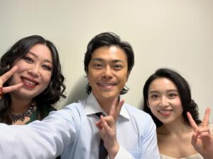 Ryo Katsuji Instagram - 舞台「ハザカイキ」
全36公演終えました。
ありがとうございました。
台本もらった時から今日まで
探してるものもわからない時から
探しまくって辿り着いた今井でした。
今回の台本を読んだ時
まさに、こういったことが起きている。
自分も勝手なことを書かれて、それを切り取られ、
それがあたかも事実のようになる経験や、
自分の中にある嫌なズルい部分を思い出したり。
稽古場ではいつもよりもピリピリしたな。
でもこの作品は全力でやらねばと思いぶつかりました。
役者をやってて今回の作品に関わる時に全力で削らなければいつ削るんだと自分に言い聞かせて頑張りました。
でも疲れたな。ほんとうに。
とりあえずホッとしました。

丸山くん。 @super_eight_official 
親友役ということで稽古場ではぶつからせていただきました。
儚い脆い目が愛おしかったです。
ありがとうございました。
言葉にするのがもったいな。
最後に握手できた。それだけでいい。
座長！本当におつかれさまでした。

恒松さん。 @yuri_tune 
楽しむ天才なんだと先輩たちが言っていたけど
稽古場で見ていて、尊敬だよ。
芝居について話せる稽古場にもっとしたかった。
今度はセリフを交わしたいね。

ほなみちゃん。 @honami__s 
2人のシーンで、客からは背中しか見えてないけど、毎日新鮮に芝居してくれて
ほなみちゃんの表情に心を揺さぶれてました。
助けられました。ありがとう。

ジョーくん。 
初めての舞台で慣れないことだらけの中
毎日気持ちを作ってがんばったね。
自分にちゃんと課題を与えて、体づくりもして
本当にお疲れ様でした。

米村さん。
稽古場から気づいたらすーと米村さんに近づいていく自分がいて、あそこはこうじゃないかとか疑問に思ったり、良くするにはの話をすると
大抵同じことを思ってた。不思議です。
今度はがっつり芝居したいです。

横山さん。 @yokoyamayui_1208 
カラオケのシーン。
しんどいシーンだけど毎回新鮮に感情を作っていて、
次の自分のシーンに繋がるバトンをちゃんと渡してくれて助けられました。
ありがとう。

大空さん。
稽古場から佇まいが凛としていて素敵でした。
風間さんとのシーンがせつなくて。
セリフの明瞭さ立ち姿、ほんと素敵でした。
もっとお話したかったな。

風間さん。
全てにおいてさすがでした。
声の厚さ？熱さ？圧？
それでいて優しい。
あんなに声をコントロールできるものなのか。
それでいて感情でちゃんとブレるなんて、、
素敵すぎる。これからも大好きです。
そして今度こそはちゃんと芝居をぶつけ合いたいです。

ボブ美ちゃん。 @bob.hidaka 
スナックのシーンのテンポを作り上げられたのはあなたのおかげだよ。
それでいてちゃんとキャラが伝わる。
愛がちゃんと見えて素晴らしかったです。
実はめちゃ気使いの人よね。
いつも笑ってくれてありがとう。

松澤くん。 @takumi_13 
今回の舞台で君がいなかったら俺は折れてたと思う。
話を聞いてくれてありがとう。
自分の役についてもどう思うか聞いてくれて。
こう舞台を作りたいんだって思ったよ。
松澤くんの痛みは同世代としてわかる。
共に頑張ろう。共にいい俳優になろう。

青山さん。 @aoyama_misato 
感情を出すんだけど、なぜこうなったかは自分では説明しないという難しい役どころ。
でも稽古場でも本番でも悩みながら
ただ感情を出す、大きくするんじゃなく
繊細にやってる姿かっこよかったよ。
台本穴あくんじゃないかってくらい見てる姿を忘れない。

川綱くん。 @chikara_insta 
稽古場、飲み会、楽屋のいかた。
なんか君の空気感が好きだよ。
今の悩みもこれからの不安も君なら乗り越えられるよ。
いつでも連絡してきなね。

スタッフのみなさん。
本当始まったらジェットコースターのように怒涛の転換、衣装もメイクも。
ほんと職人でした。かっこよかったっす。

東京エキストラのみんな。
大阪エキストラのみんな。
ありがとう。
最後までみんなと作り上げている
みんなの想いを背負ってると思いながら
舞台に立たせてもらったよ。
ありがとうございました。

そして三浦さん。
本当にお疲れ様でした。
長い戦いでしたね。
三浦さんの不器用ながらも変わろうとしてたり
できなかったりしながら
もがいて演出をしていたのが素敵でした。
大阪の楽屋で2人で1時間くらい？
話した時間忘れません。
これからもずっと作品作り続けてくださいよ！
俺もどうこれからしていくべきなのか
悩みながらも演じ続けますから。
いつか、ふと勝地を思い出したら呼んでください。
仕事としてじゃなくてもいつでも。
本当にありがとうございました。

いやはや長すぎる文章すいませんでした。

さて切り替えて前へ。

みんな。いつかまたね。