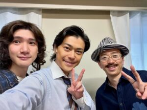 Ryo Katsuji Instagram - 舞台「ハザカイキ」
全36公演終えました。
ありがとうございました。
台本もらった時から今日まで
探してるものもわからない時から
探しまくって辿り着いた今井でした。
今回の台本を読んだ時
まさに、こういったことが起きている。
自分も勝手なことを書かれて、それを切り取られ、
それがあたかも事実のようになる経験や、
自分の中にある嫌なズルい部分を思い出したり。
稽古場ではいつもよりもピリピリしたな。
でもこの作品は全力でやらねばと思いぶつかりました。
役者をやってて今回の作品に関わる時に全力で削らなければいつ削るんだと自分に言い聞かせて頑張りました。
でも疲れたな。ほんとうに。
とりあえずホッとしました。

丸山くん。 @super_eight_official 
親友役ということで稽古場ではぶつからせていただきました。
儚い脆い目が愛おしかったです。
ありがとうございました。
言葉にするのがもったいな。
最後に握手できた。それだけでいい。
座長！本当におつかれさまでした。

恒松さん。 @yuri_tune 
楽しむ天才なんだと先輩たちが言っていたけど
稽古場で見ていて、尊敬だよ。
芝居について話せる稽古場にもっとしたかった。
今度はセリフを交わしたいね。

ほなみちゃん。 @honami__s 
2人のシーンで、客からは背中しか見えてないけど、毎日新鮮に芝居してくれて
ほなみちゃんの表情に心を揺さぶれてました。
助けられました。ありがとう。

ジョーくん。 
初めての舞台で慣れないことだらけの中
毎日気持ちを作ってがんばったね。
自分にちゃんと課題を与えて、体づくりもして
本当にお疲れ様でした。

米村さん。
稽古場から気づいたらすーと米村さんに近づいていく自分がいて、あそこはこうじゃないかとか疑問に思ったり、良くするにはの話をすると
大抵同じことを思ってた。不思議です。
今度はがっつり芝居したいです。

横山さん。 @yokoyamayui_1208 
カラオケのシーン。
しんどいシーンだけど毎回新鮮に感情を作っていて、
次の自分のシーンに繋がるバトンをちゃんと渡してくれて助けられました。
ありがとう。

大空さん。
稽古場から佇まいが凛としていて素敵でした。
風間さんとのシーンがせつなくて。
セリフの明瞭さ立ち姿、ほんと素敵でした。
もっとお話したかったな。

風間さん。
全てにおいてさすがでした。
声の厚さ？熱さ？圧？
それでいて優しい。
あんなに声をコントロールできるものなのか。
それでいて感情でちゃんとブレるなんて、、
素敵すぎる。これからも大好きです。
そして今度こそはちゃんと芝居をぶつけ合いたいです。

ボブ美ちゃん。 @bob.hidaka 
スナックのシーンのテンポを作り上げられたのはあなたのおかげだよ。
それでいてちゃんとキャラが伝わる。
愛がちゃんと見えて素晴らしかったです。
実はめちゃ気使いの人よね。
いつも笑ってくれてありがとう。

松澤くん。 @takumi_13 
今回の舞台で君がいなかったら俺は折れてたと思う。
話を聞いてくれてありがとう。
自分の役についてもどう思うか聞いてくれて。
こう舞台を作りたいんだって思ったよ。
松澤くんの痛みは同世代としてわかる。
共に頑張ろう。共にいい俳優になろう。

青山さん。 @aoyama_misato 
感情を出すんだけど、なぜこうなったかは自分では説明しないという難しい役どころ。
でも稽古場でも本番でも悩みながら
ただ感情を出す、大きくするんじゃなく
繊細にやってる姿かっこよかったよ。
台本穴あくんじゃないかってくらい見てる姿を忘れない。

川綱くん。 @chikara_insta 
稽古場、飲み会、楽屋のいかた。
なんか君の空気感が好きだよ。
今の悩みもこれからの不安も君なら乗り越えられるよ。
いつでも連絡してきなね。

スタッフのみなさん。
本当始まったらジェットコースターのように怒涛の転換、衣装もメイクも。
ほんと職人でした。かっこよかったっす。

東京エキストラのみんな。
大阪エキストラのみんな。
ありがとう。
最後までみんなと作り上げている
みんなの想いを背負ってると思いながら
舞台に立たせてもらったよ。
ありがとうございました。

そして三浦さん。
本当にお疲れ様でした。
長い戦いでしたね。
三浦さんの不器用ながらも変わろうとしてたり
できなかったりしながら
もがいて演出をしていたのが素敵でした。
大阪の楽屋で2人で1時間くらい？
話した時間忘れません。
これからもずっと作品作り続けてくださいよ！
俺もどうこれからしていくべきなのか
悩みながらも演じ続けますから。
いつか、ふと勝地を思い出したら呼んでください。
仕事としてじゃなくてもいつでも。
本当にありがとうございました。

いやはや長すぎる文章すいませんでした。

さて切り替えて前へ。

みんな。いつかまたね。