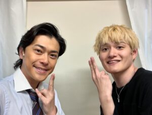 Ryo Katsuji Instagram - 舞台「ハザカイキ」
全36公演終えました。
ありがとうございました。
台本もらった時から今日まで
探してるものもわからない時から
探しまくって辿り着いた今井でした。
今回の台本を読んだ時
まさに、こういったことが起きている。
自分も勝手なことを書かれて、それを切り取られ、
それがあたかも事実のようになる経験や、
自分の中にある嫌なズルい部分を思い出したり。
稽古場ではいつもよりもピリピリしたな。
でもこの作品は全力でやらねばと思いぶつかりました。
役者をやってて今回の作品に関わる時に全力で削らなければいつ削るんだと自分に言い聞かせて頑張りました。
でも疲れたな。ほんとうに。
とりあえずホッとしました。

丸山くん。 @super_eight_official 
親友役ということで稽古場ではぶつからせていただきました。
儚い脆い目が愛おしかったです。
ありがとうございました。
言葉にするのがもったいな。
最後に握手できた。それだけでいい。
座長！本当におつかれさまでした。

恒松さん。 @yuri_tune 
楽しむ天才なんだと先輩たちが言っていたけど
稽古場で見ていて、尊敬だよ。
芝居について話せる稽古場にもっとしたかった。
今度はセリフを交わしたいね。

ほなみちゃん。 @honami__s 
2人のシーンで、客からは背中しか見えてないけど、毎日新鮮に芝居してくれて
ほなみちゃんの表情に心を揺さぶれてました。
助けられました。ありがとう。

ジョーくん。 
初めての舞台で慣れないことだらけの中
毎日気持ちを作ってがんばったね。
自分にちゃんと課題を与えて、体づくりもして
本当にお疲れ様でした。

米村さん。
稽古場から気づいたらすーと米村さんに近づいていく自分がいて、あそこはこうじゃないかとか疑問に思ったり、良くするにはの話をすると
大抵同じことを思ってた。不思議です。
今度はがっつり芝居したいです。

横山さん。 @yokoyamayui_1208 
カラオケのシーン。
しんどいシーンだけど毎回新鮮に感情を作っていて、
次の自分のシーンに繋がるバトンをちゃんと渡してくれて助けられました。
ありがとう。

大空さん。
稽古場から佇まいが凛としていて素敵でした。
風間さんとのシーンがせつなくて。
セリフの明瞭さ立ち姿、ほんと素敵でした。
もっとお話したかったな。

風間さん。
全てにおいてさすがでした。
声の厚さ？熱さ？圧？
それでいて優しい。
あんなに声をコントロールできるものなのか。
それでいて感情でちゃんとブレるなんて、、
素敵すぎる。これからも大好きです。
そして今度こそはちゃんと芝居をぶつけ合いたいです。

ボブ美ちゃん。 @bob.hidaka 
スナックのシーンのテンポを作り上げられたのはあなたのおかげだよ。
それでいてちゃんとキャラが伝わる。
愛がちゃんと見えて素晴らしかったです。
実はめちゃ気使いの人よね。
いつも笑ってくれてありがとう。

松澤くん。 @takumi_13 
今回の舞台で君がいなかったら俺は折れてたと思う。
話を聞いてくれてありがとう。
自分の役についてもどう思うか聞いてくれて。
こう舞台を作りたいんだって思ったよ。
松澤くんの痛みは同世代としてわかる。
共に頑張ろう。共にいい俳優になろう。

青山さん。 @aoyama_misato 
感情を出すんだけど、なぜこうなったかは自分では説明しないという難しい役どころ。
でも稽古場でも本番でも悩みながら
ただ感情を出す、大きくするんじゃなく
繊細にやってる姿かっこよかったよ。
台本穴あくんじゃないかってくらい見てる姿を忘れない。

川綱くん。 @chikara_insta 
稽古場、飲み会、楽屋のいかた。
なんか君の空気感が好きだよ。
今の悩みもこれからの不安も君なら乗り越えられるよ。
いつでも連絡してきなね。

スタッフのみなさん。
本当始まったらジェットコースターのように怒涛の転換、衣装もメイクも。
ほんと職人でした。かっこよかったっす。

東京エキストラのみんな。
大阪エキストラのみんな。
ありがとう。
最後までみんなと作り上げている
みんなの想いを背負ってると思いながら
舞台に立たせてもらったよ。
ありがとうございました。

そして三浦さん。
本当にお疲れ様でした。
長い戦いでしたね。
三浦さんの不器用ながらも変わろうとしてたり
できなかったりしながら
もがいて演出をしていたのが素敵でした。
大阪の楽屋で2人で1時間くらい？
話した時間忘れません。
これからもずっと作品作り続けてくださいよ！
俺もどうこれからしていくべきなのか
悩みながらも演じ続けますから。
いつか、ふと勝地を思い出したら呼んでください。
仕事としてじゃなくてもいつでも。
本当にありがとうございました。

いやはや長すぎる文章すいませんでした。

さて切り替えて前へ。

みんな。いつかまたね。