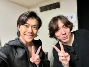Ryo Katsuji Instagram - 舞台「ハザカイキ」
全36公演終えました。
ありがとうございました。
台本もらった時から今日まで
探してるものもわからない時から
探しまくって辿り着いた今井でした。
今回の台本を読んだ時
まさに、こういったことが起きている。
自分も勝手なことを書かれて、それを切り取られ、
それがあたかも事実のようになる経験や、
自分の中にある嫌なズルい部分を思い出したり。
稽古場ではいつもよりもピリピリしたな。
でもこの作品は全力でやらねばと思いぶつかりました。
役者をやってて今回の作品に関わる時に全力で削らなければいつ削るんだと自分に言い聞かせて頑張りました。
でも疲れたな。ほんとうに。
とりあえずホッとしました。

丸山くん。 @super_eight_official 
親友役ということで稽古場ではぶつからせていただきました。
儚い脆い目が愛おしかったです。
ありがとうございました。
言葉にするのがもったいな。
最後に握手できた。それだけでいい。
座長！本当におつかれさまでした。

恒松さん。 @yuri_tune 
楽しむ天才なんだと先輩たちが言っていたけど
稽古場で見ていて、尊敬だよ。
芝居について話せる稽古場にもっとしたかった。
今度はセリフを交わしたいね。

ほなみちゃん。 @honami__s 
2人のシーンで、客からは背中しか見えてないけど、毎日新鮮に芝居してくれて
ほなみちゃんの表情に心を揺さぶれてました。
助けられました。ありがとう。

ジョーくん。 
初めての舞台で慣れないことだらけの中
毎日気持ちを作ってがんばったね。
自分にちゃんと課題を与えて、体づくりもして
本当にお疲れ様でした。

米村さん。
稽古場から気づいたらすーと米村さんに近づいていく自分がいて、あそこはこうじゃないかとか疑問に思ったり、良くするにはの話をすると
大抵同じことを思ってた。不思議です。
今度はがっつり芝居したいです。

横山さん。 @yokoyamayui_1208 
カラオケのシーン。
しんどいシーンだけど毎回新鮮に感情を作っていて、
次の自分のシーンに繋がるバトンをちゃんと渡してくれて助けられました。
ありがとう。

大空さん。
稽古場から佇まいが凛としていて素敵でした。
風間さんとのシーンがせつなくて。
セリフの明瞭さ立ち姿、ほんと素敵でした。
もっとお話したかったな。

風間さん。
全てにおいてさすがでした。
声の厚さ？熱さ？圧？
それでいて優しい。
あんなに声をコントロールできるものなのか。
それでいて感情でちゃんとブレるなんて、、
素敵すぎる。これからも大好きです。
そして今度こそはちゃんと芝居をぶつけ合いたいです。

ボブ美ちゃん。 @bob.hidaka 
スナックのシーンのテンポを作り上げられたのはあなたのおかげだよ。
それでいてちゃんとキャラが伝わる。
愛がちゃんと見えて素晴らしかったです。
実はめちゃ気使いの人よね。
いつも笑ってくれてありがとう。

松澤くん。 @takumi_13 
今回の舞台で君がいなかったら俺は折れてたと思う。
話を聞いてくれてありがとう。
自分の役についてもどう思うか聞いてくれて。
こう舞台を作りたいんだって思ったよ。
松澤くんの痛みは同世代としてわかる。
共に頑張ろう。共にいい俳優になろう。

青山さん。 @aoyama_misato 
感情を出すんだけど、なぜこうなったかは自分では説明しないという難しい役どころ。
でも稽古場でも本番でも悩みながら
ただ感情を出す、大きくするんじゃなく
繊細にやってる姿かっこよかったよ。
台本穴あくんじゃないかってくらい見てる姿を忘れない。

川綱くん。 @chikara_insta 
稽古場、飲み会、楽屋のいかた。
なんか君の空気感が好きだよ。
今の悩みもこれからの不安も君なら乗り越えられるよ。
いつでも連絡してきなね。

スタッフのみなさん。
本当始まったらジェットコースターのように怒涛の転換、衣装もメイクも。
ほんと職人でした。かっこよかったっす。

東京エキストラのみんな。
大阪エキストラのみんな。
ありがとう。
最後までみんなと作り上げている
みんなの想いを背負ってると思いながら
舞台に立たせてもらったよ。
ありがとうございました。

そして三浦さん。
本当にお疲れ様でした。
長い戦いでしたね。
三浦さんの不器用ながらも変わろうとしてたり
できなかったりしながら
もがいて演出をしていたのが素敵でした。
大阪の楽屋で2人で1時間くらい？
話した時間忘れません。
これからもずっと作品作り続けてくださいよ！
俺もどうこれからしていくべきなのか
悩みながらも演じ続けますから。
いつか、ふと勝地を思い出したら呼んでください。
仕事としてじゃなくてもいつでも。
本当にありがとうございました。

いやはや長すぎる文章すいませんでした。

さて切り替えて前へ。

みんな。いつかまたね。