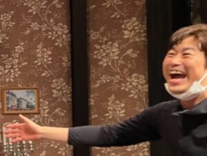 Ryo Katsuji Instagram - 37歳になりました。
公演前に舞台上で歌練習してる時にサプライズでみんなが祝ってくれました。
ありがたい。
体調不良で休んでる時、複雑な思いでした。
申し訳なさと悔しい気持ちで。
でもみんなのおかげで孤独ではありませんでした。
いいカンパニーに出会えて幸せです。

ジェジェジェ。
思ってた通り、合うわぁぁ。
センスのかたまり愛のかたまりだわ。💙❤️
この写真が出せるなんて。
ジェジェジェ、事務所さん
ありがとうごジェいます❤️

あゆちゃんがバーバラでほんとによかった。
いつも助けられてる。
またバーバラの横に戻れて幸せだよ。

みいしゃちゃん歌声が素敵。
小さな身体からとんでもないパワー。
一緒に出れてうれしいよ。

花束は愛しのバーバラから💐

なっ泣いてないっす。
や、役者なんで？芝居っす。

おい右の！たつおくん笑いすぎじゃないか？？
こんな感じでいじらせてもらってますが、本当素晴らしい役者。
僕のいない時にアダムを。
本当に感謝ですよ。
にしてもすんごい顔😂

ほんとみんな素晴らしい。

福田さん呼んでくれて感謝です。

プロデューサーの方々も
歌えない踊れない
勝地をミュージカルにって
発想力まじぱねぇっす。笑

いい年の始まりだ。
仕事精進していい役者へ。
子供とママを大切に。

みなさんもいつもありがとうございます。

さてこれから息子っちと遊ぶ！👶
電話できて、今日きてと言われたのですっ飛んでゆきますさ
@sixtones_official 
@manaka_ayu 
@junsena_official 
@miisha3148 
@t_takujiiii 
@hasaya_rena 
@tsunes.planet 
@yuki_koyama0828 
@dosotaku0579 
@nono_ca_yoshii 
@narushi_fukuda 

漏れがあったらすいません💦