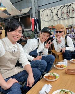 Ryo Katsuji Instagram - 「NEWSの全力!!メイキング」ありがとうございました💜💚
しげちゃまのカレーおいしかった🍛
小山さんとの対決楽しかったなー！くやしかったけど、、笑
翔さんとは舞台「高校中パニック」のときにめちゃくちゃ
お世話になったし会えてうれしかったなー😎
この番組は不思議と気づいたら色々話してしまう。
自然体に楽しい話、熱い話、悔しい話。
さびしいけど全力で楽しみました！

来週もお楽しみに！！

@keiichiro.koyama 
@shigeaki_kato_whoiam 
@showayanocozey