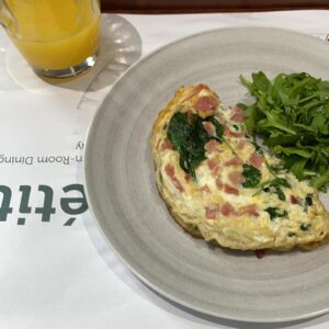 Ryo Nishikido Instagram - Quarantineという単語を覚えました。毎朝ハムと菠薐草のオムレツ食べてました。久々の友達にも会えて、散歩したり1度は行ってみたかった場所にも行けました。隔離が明けてとりあえず外で深呼吸したくて早朝に向かったHyde park。合間を見つけてはほぼ毎日同じベンチに座ってのんびりしてました。歴史の深い建物に囲まれて、綺麗だなとも思いながら、日本が恋しくもあります。でも僕は元気にやっております。まだまだ頑張ります。皆様もご自愛ください！！

#sayonaralondon