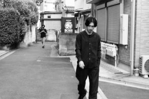 Ryo Nishikido Instagram - 先日撮影してた時のボツカットです。
映り込むスタッフ。
見えない所で支える存在のはずなんですが、、、
ただ色んな人に支えられて僕がいます。