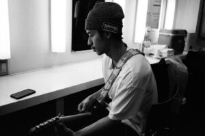 Ryo Nishikido Instagram - ずっと放置してあったフィルム現像したら一年前くらいの写真が出てきました。
もう使い所もないのでせめて見ていただけると光栄です。

#時系列バラバラです
#ツアー先の楽屋
#saxophone
#いつかのHawaii
#田中聖太郎
#最近の写真はほぼ聖太郎さん